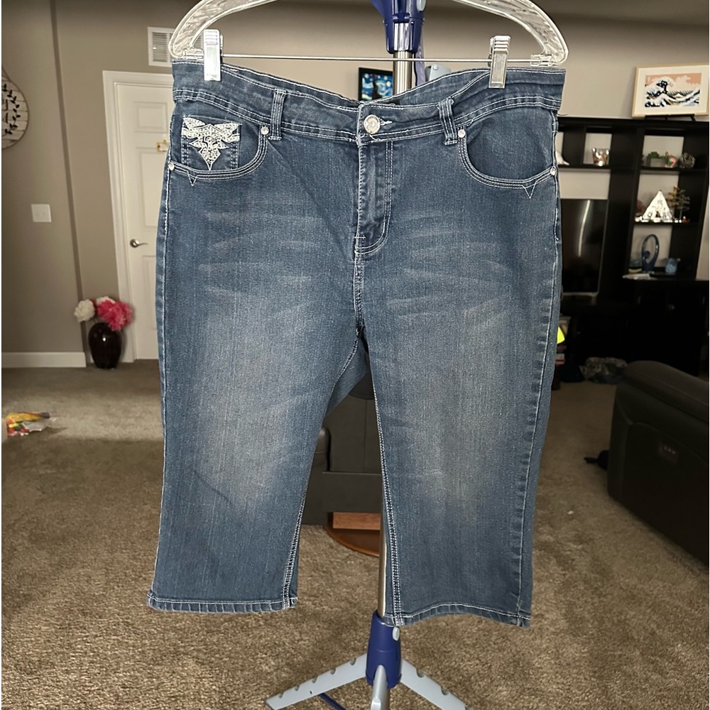 Ive giveme faded denim blue Jean Capri shorts, size 14
